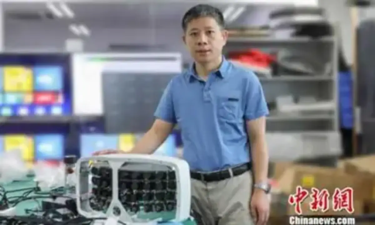 Lo scienziato Zeng Xiaoyang con la fotocamera da 500 megapixel